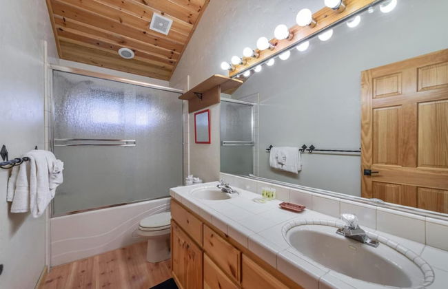 Wolf s Lair by Avantstay Swiss Chalet w Private Hot Tub Access to Northstar Resort Community - Foto 14