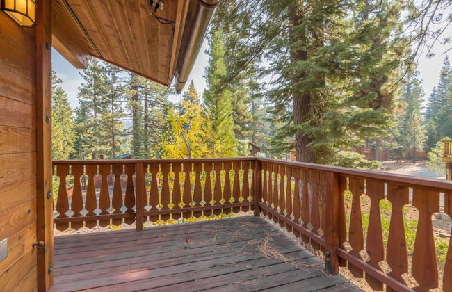 Wolf s Lair by Avantstay Swiss Chalet w Private Hot Tub Access to Northstar Resort Community - Foto 18