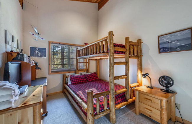 Wolf s Lair by Avantstay Swiss Chalet w Private Hot Tub Access to Northstar Resort Community - Foto 15