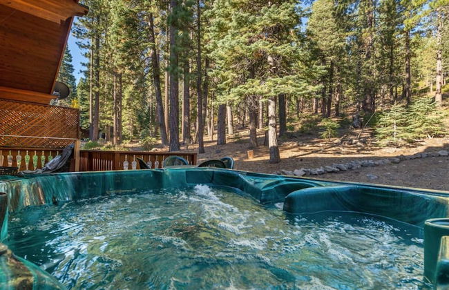 Wolf s Lair by Avantstay Swiss Chalet w Private Hot Tub Access to Northstar Resort Community - Foto 2