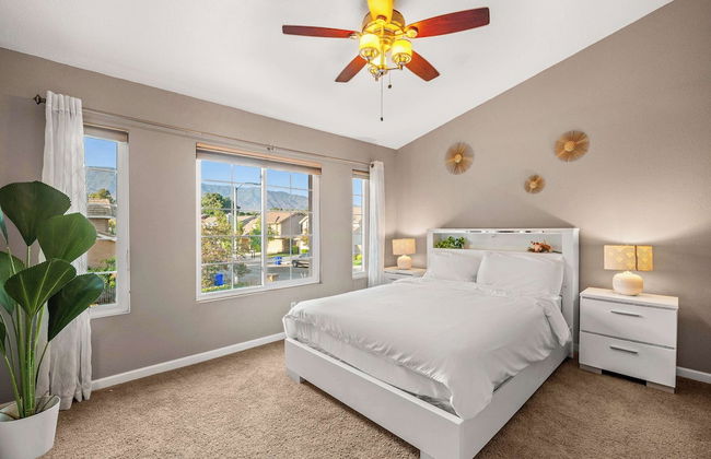 Spacious Retreat w Modern Decor and Private Yard - Foto 21