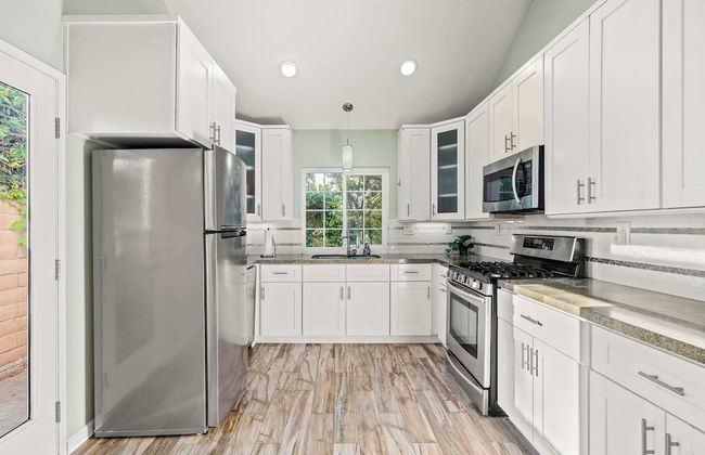 Spacious Retreat w Modern Decor and Private Yard - Foto 29