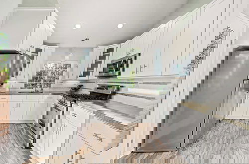 Foto 29 - Spacious Retreat w Modern Decor and Private Yard