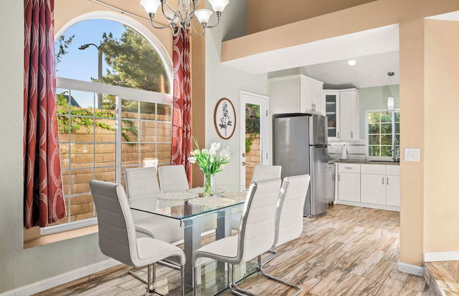 Spacious Retreat w Modern Decor and Private Yard - Foto 15