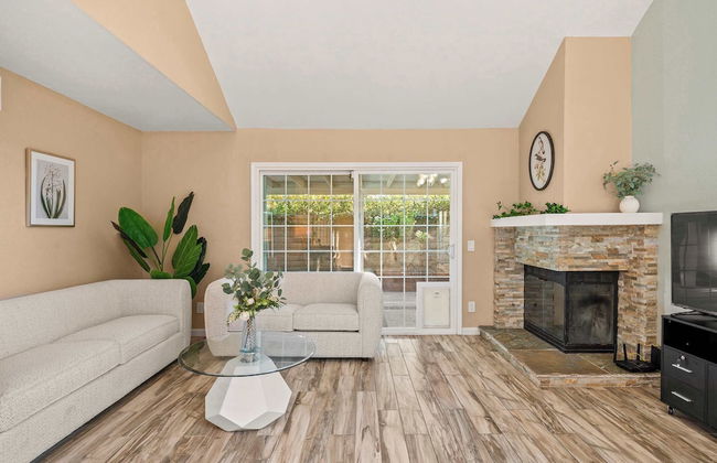 Spacious Retreat w Modern Decor and Private Yard - Foto 33