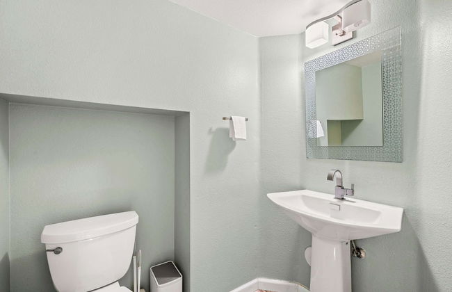 Spacious Retreat w Modern Decor and Private Yard - Foto 46