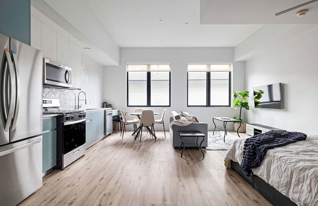 Upstay Newly Renovated Modern Apartment Near Soco - Photo 1