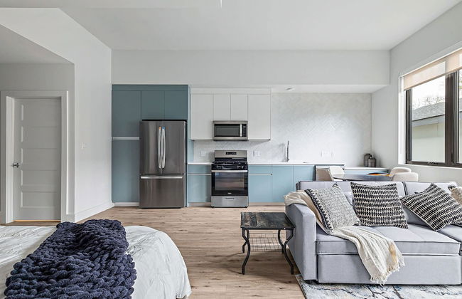 Upstay Newly Renovated Modern Apartment Near Soco - Photo 5