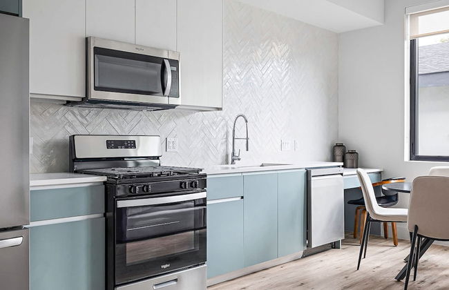 Upstay Newly Renovated Modern Apartment Near Soco - Photo 2