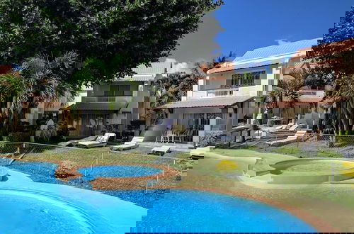 Foto 6 - Residence With 6 Seafront Bungalows and Swimming