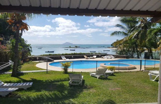 Residence With 6 Seafront Bungalows and Swimming - Photo 5