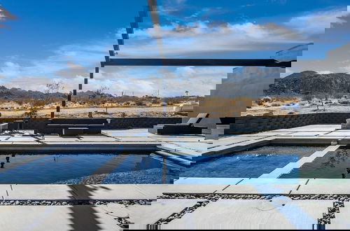 Foto 6 - Luxe Modern Escape w Pool Hot Tub Firepit Desert View Lassen by Avantstay