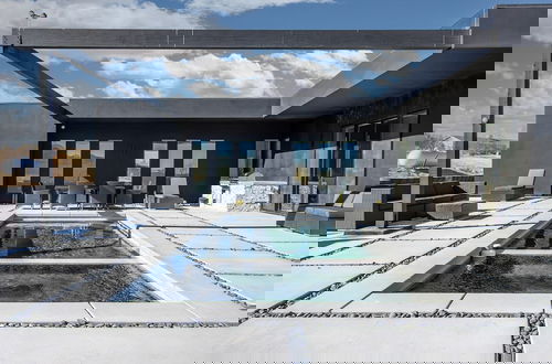 Foto 1 - Luxe Modern Escape w Pool Hot Tub Firepit Desert View Lassen by Avantstay