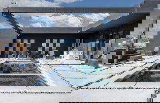 Foto 1 - Luxe Modern Escape w Pool Hot Tub Firepit Desert View Lassen by Avantstay