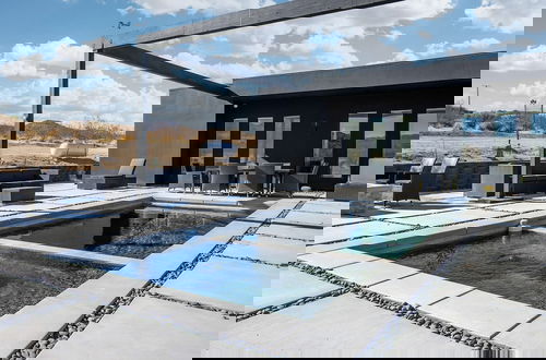 Foto 32 - Luxe Modern Escape w Pool Hot Tub Firepit Desert View Lassen by Avantstay