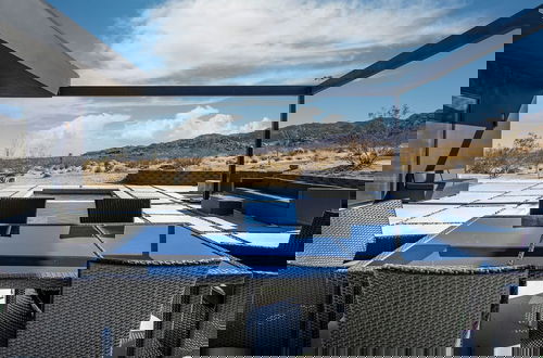 Foto 4 - Luxe Modern Escape w Pool Hot Tub Firepit Desert View Lassen by Avantstay