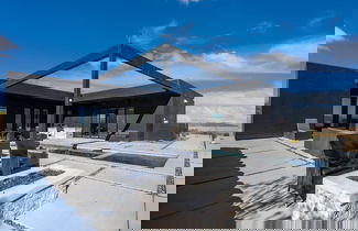 Foto 3 - Luxe Modern Escape w Pool Hot Tub Firepit Desert View Lassen by Avantstay