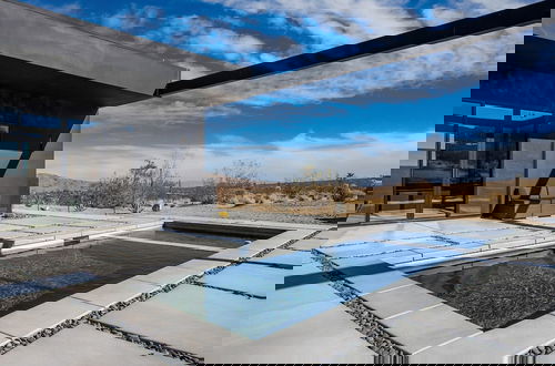 Foto 31 - Luxe Modern Escape w Pool Hot Tub Firepit Desert View Lassen by Avantstay