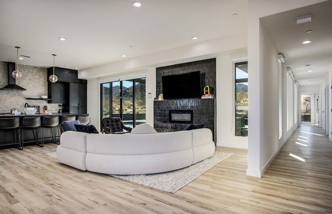 Luxe Modern Escape w Pool Hot Tub Firepit Desert View Lassen by Avantstay - Photo 9