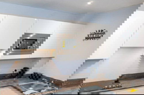 Photo 12 - 2br-sleeps4-citycentre-parking-rooftop