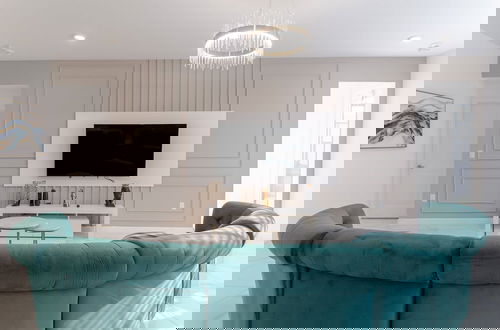 Foto 13 - Sophisticated 9 Bedroom Close to Disney