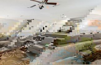 Foto 2 - Modern 8BR Home With Private Pool and hot tub