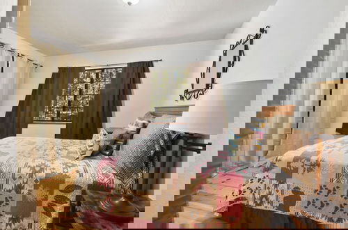 Foto 4 - Elm Street Getaway Sleeps 8!