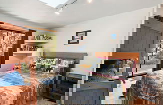 Foto 2 - Elm Street Getaway Sleeps 8!