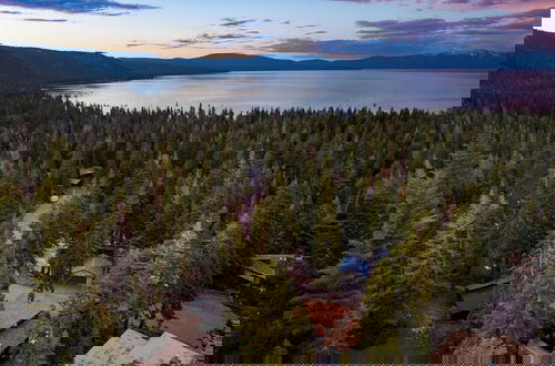 Foto 3 - Lake + Beach Access, Pool, Tennis Walk to Chambers Tahoe Timber by Avantstay
