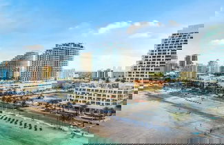 Foto 1 - Chic Beachfront Bliss: Your Perfect 1 BR Retreat !