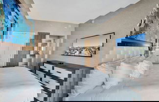 Foto 3 - Chic Beachfront Bliss: Your Perfect 1 BR Retreat !