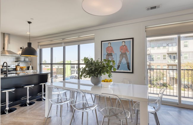 The Carter 201 by Avantstay 4BR Balcony - Photo 7