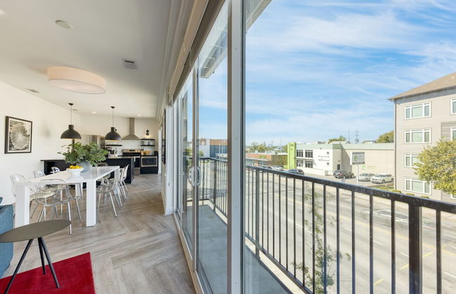 The Carter 201 by Avantstay 4BR Balcony - Photo 8