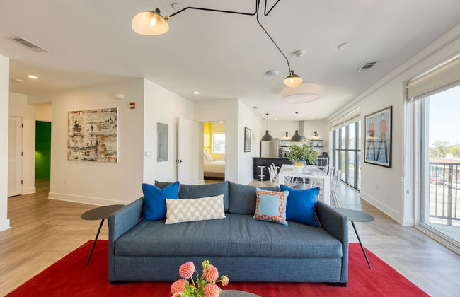 The Carter 201 by Avantstay 4BR Balcony - Photo 3
