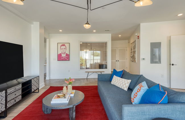 The Carter 201 by Avantstay 4BR Balcony - Photo 13