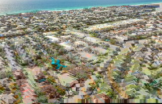 Foto 3 - Coral By Avantstay Gorgeous Three Story Home w Two Balconies