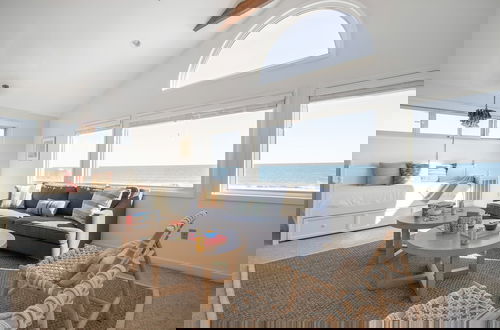Foto 5 - Lighthouse by Avantstay Beachfront View Home w Pool Table Ping Pong