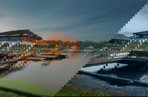 Foto 5 - Lucky s Lake House by Avantstay Private Lake Bar