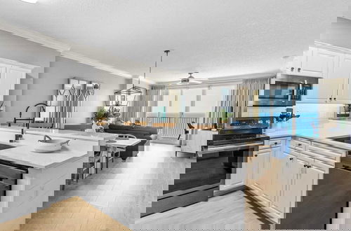 Foto 5 - Emerald Isle Resort 1409 Beachfront Access + Chairs Incl Pool, Ocean Views