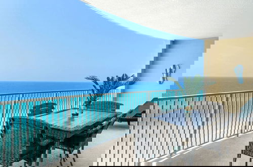 Foto 3 - Emerald Isle Resort 1409 Beachfront Access + Chairs Incl Pool, Ocean Views