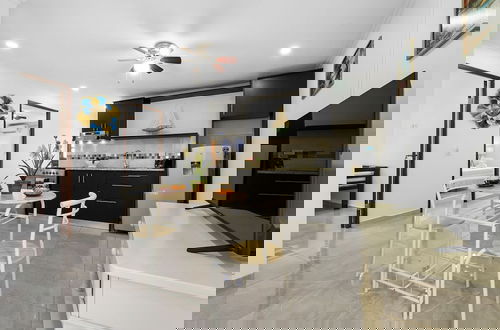Photo 9 - Urban 5BR Private Pool Getaway 10 Min- Bch