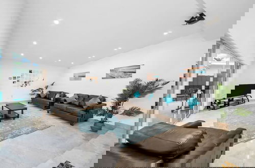 Foto 7 - Elegant Home With Heated Pool