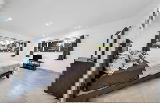Foto 2 - Elegant Home With Heated Pool