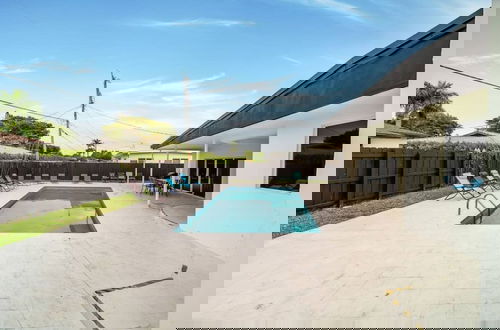 Foto 34 - Elegant Home With Heated Pool
