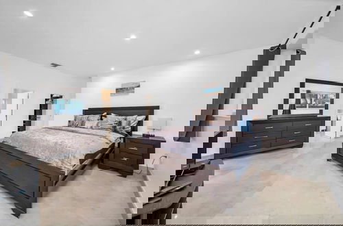 Foto 28 - Elegant Home With Heated Pool