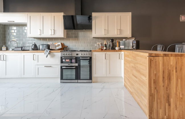 Kensington Place - 4 Bedroom Home w Free Parking - Foto 35