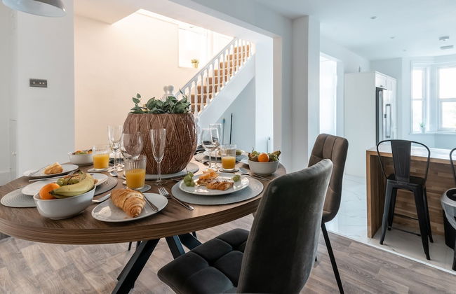 Kensington Place - 4 Bedroom Home w Free Parking - Foto 60