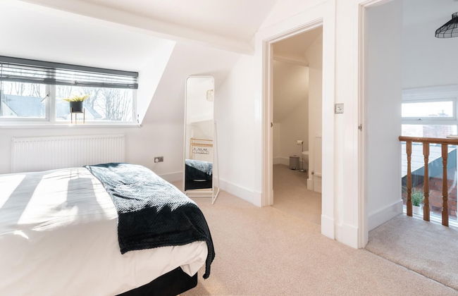 Kensington Place - 4 Bedroom Home w Free Parking - Foto 36