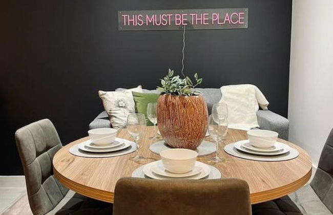 Kensington Place - 4 Bedroom Home w Free Parking - Foto 6