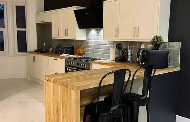 Kensington Place - 4 Bedroom Home w Free Parking - Foto 17